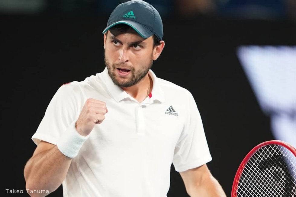 カラツェフ、ベデネにフルセット勝利で8強入り「クレーでも自信が持てるようになってきた」と発言[セルビア・オープン]