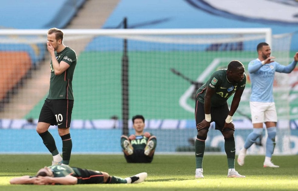 キャリア初タイトルを逃したソン・フンミンが号泣…デ・ブライネたちからも慰め