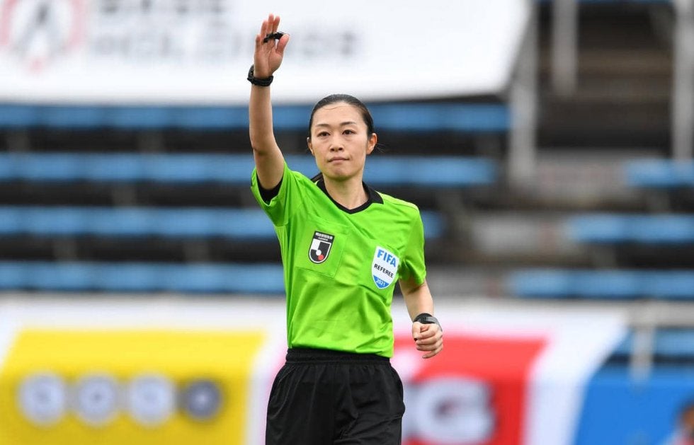 Jリーグで初の女性審判！ YS横浜vs宮崎を山下良美主審が担当「この状況が当たり前になるよう」