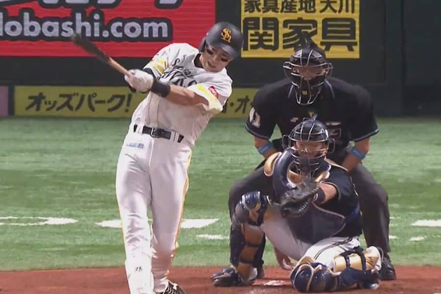 鷹・柳田が特大の“変態”3ラン！　内角低めの難しいボール捉えて右翼中段まで運ぶ