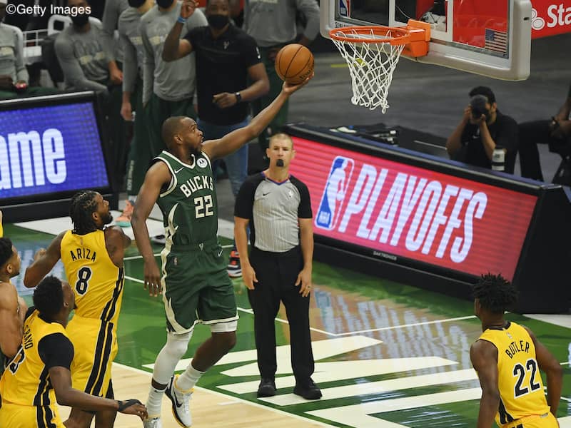 NBAプレーオフが開幕、バックスがヒートとの接戦制し白星スタート