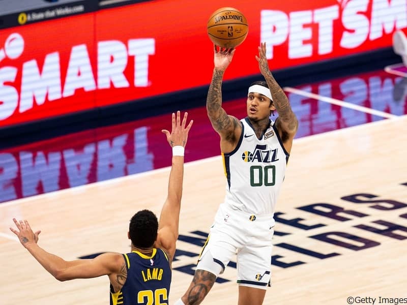 これまでの道のりを「タフだった」と語ったクラークソンが最優秀シックスマン賞を獲得