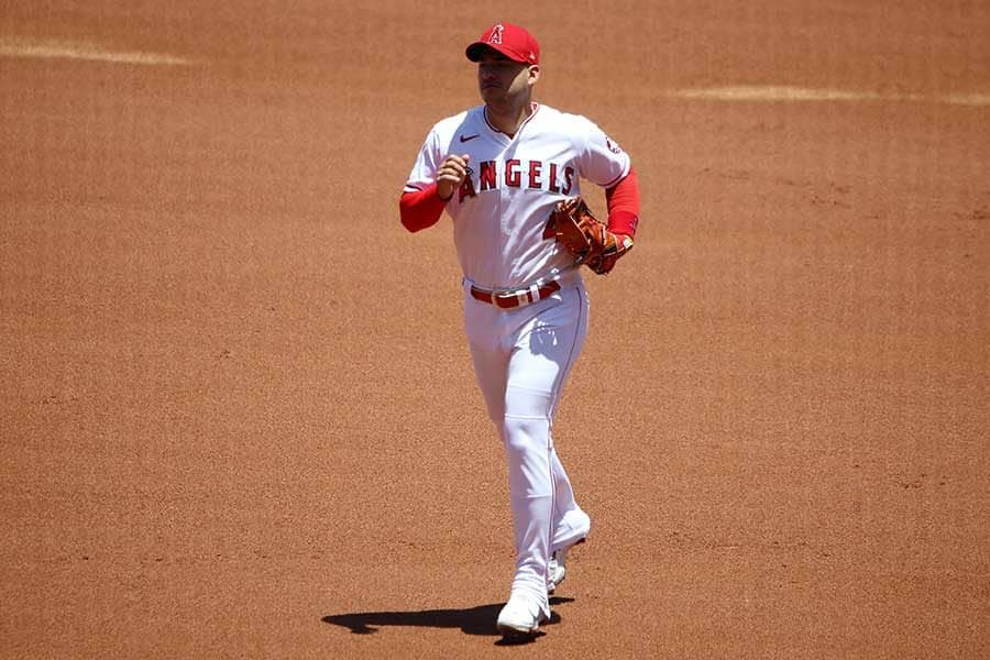 【MLB】大谷翔平同僚の美技　流れるような10m超グラブトスに称賛「信じられないほど難しい」