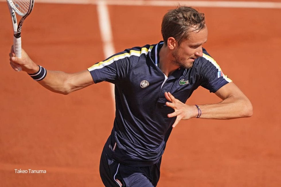 メドベデフが8強入り、クレーは苦手のはずが「ハードのようにプレーすればいいと学んだ」[全仏オープン]