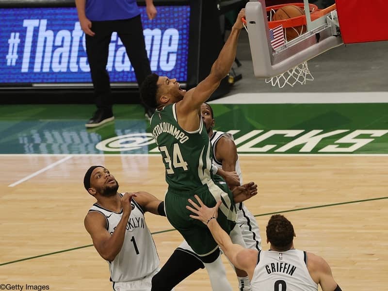 バックスが3点差の接戦を制し反撃…ジャズはホームで連勝／NBAプレーオフ