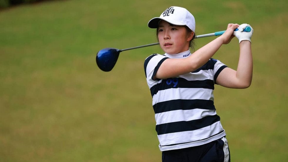 手塚彩馨が首位、2打差2位に佐藤心結　日本女子アマ