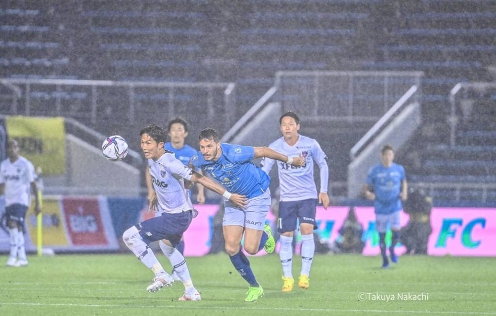 横浜FC-ＦC東京のピッチが「キノコ」だらけ！ 梅雨のJ1「衝撃珍事」