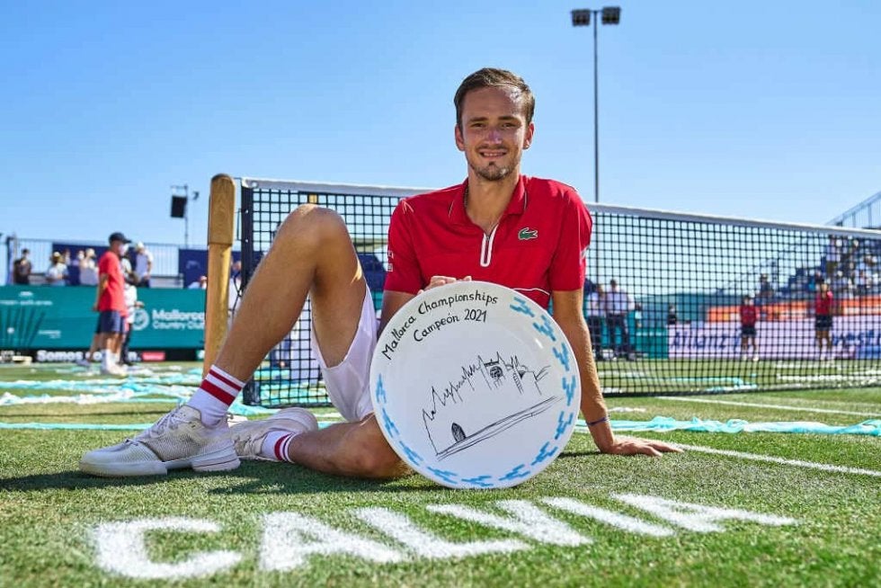 メドベージェフが芝で初タイトル！英国ではネット前の「ダンス」が話題に