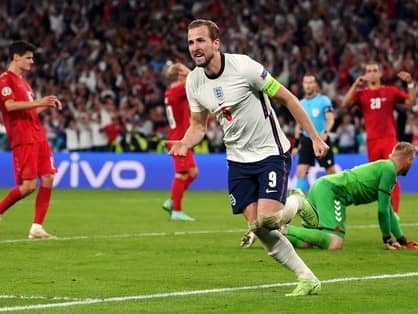 イングランドのケインが見せた「謎の感覚」。ゴール前で意外な器用さを発揮する