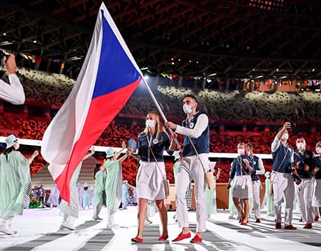 クヴィトバ 開会式で旗手務める