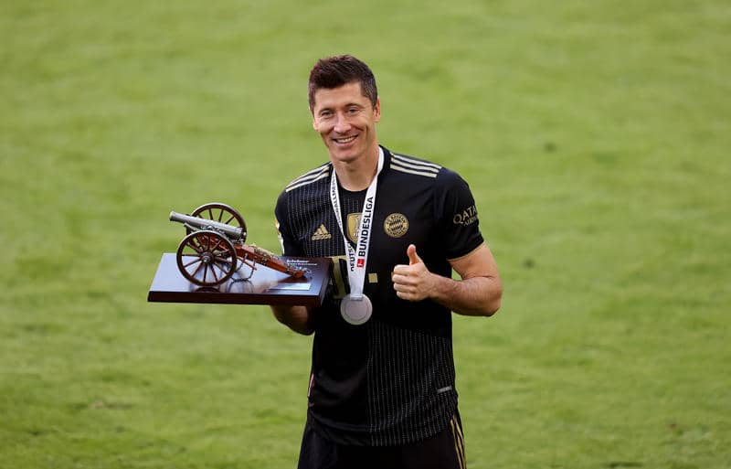 ドイツ年間最優秀選手に輝いたレヴァンドフスキ、カーンCEOも絶賛！「彼以外に誰がいるんだ？」