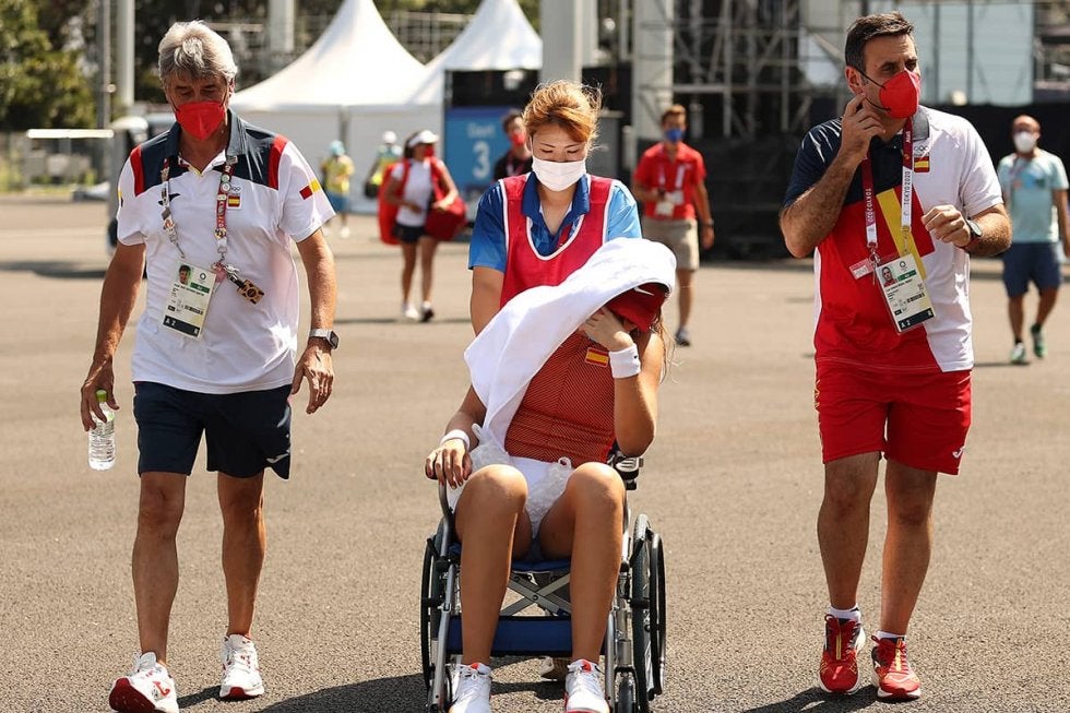 世界29位バドサが暑さで途中棄権。車いすでコートを後にする[東京オリンピック]