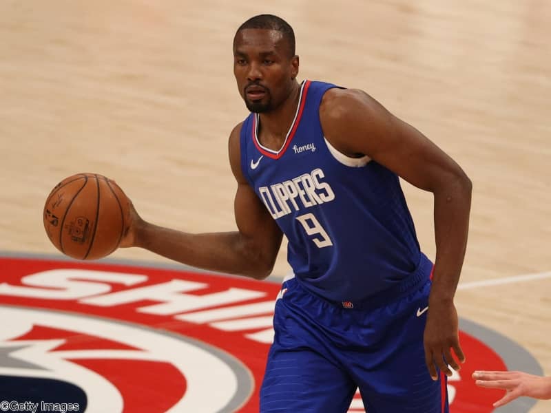 サージ・イバカがプレーヤーオプションを行使してクリッパーズ残留へ