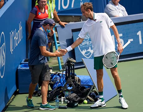 カメラに激突 メド決勝ならず