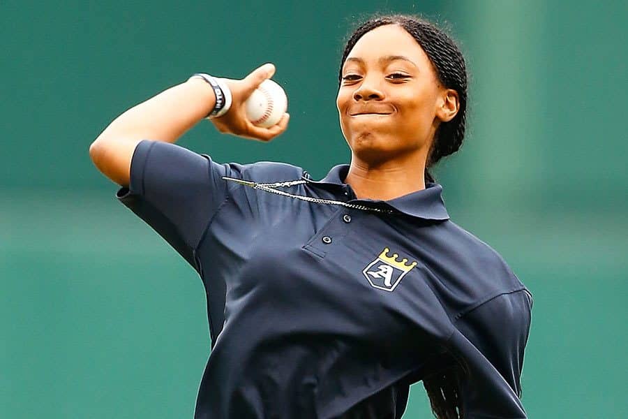全米を沸かせた天才野球少女が始球式に　女子選手に投じた一投が「スーパークール!!」