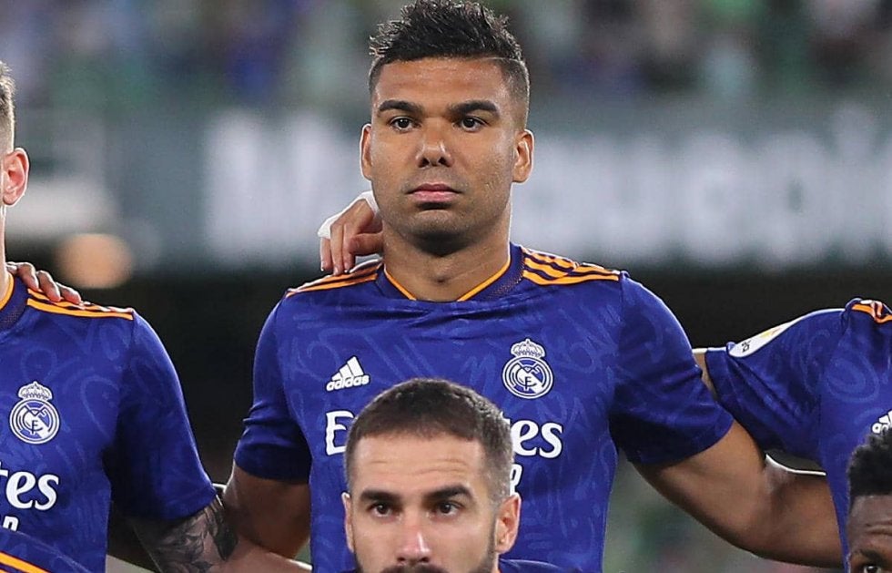 珍プレー！ レアルMFカゼミロの後方からのタックルもカードなし…倒されたのは主審の珍事