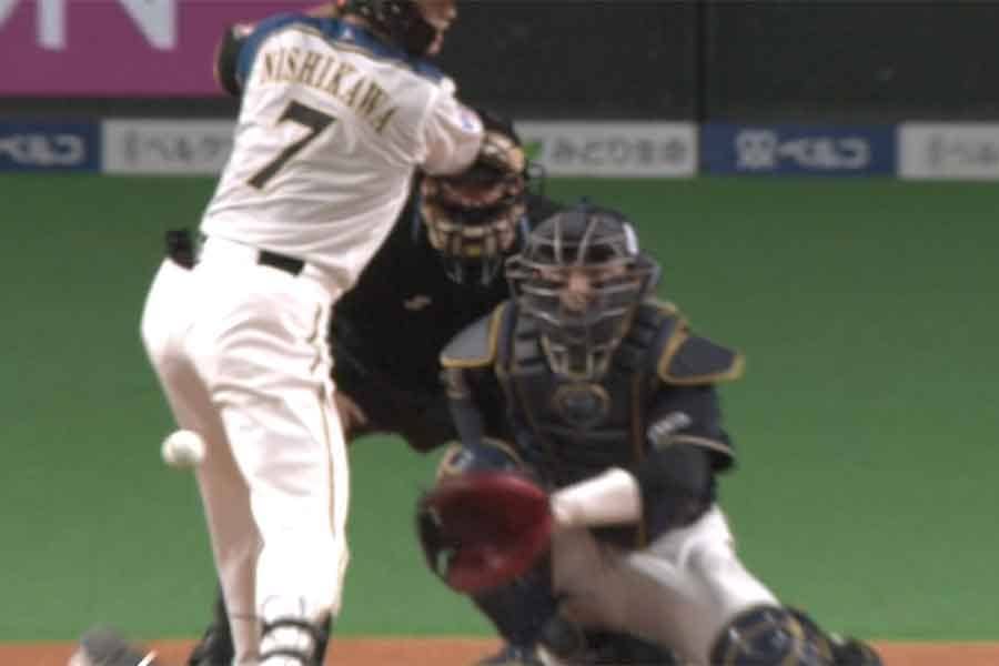 確実に死球コースも…奇跡的な“回避”にファン衝撃「捕った若月も凄い」「天才的」