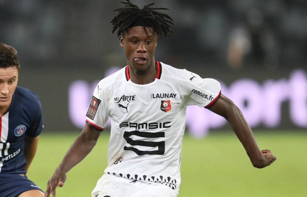 18歳カマヴィンガのお披露目は8日の午後、プライベートジェットでマドリッド入り