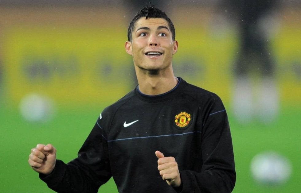 C・ロナウドが12年ぶりにユナイテッドのトレーニング場へ、\"2400万円\"のイタ車で登場