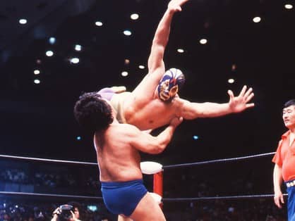 マスカラスが投げたマスク争奪戦の裏側。ジャンケンに勝ったファンに「今すぐ逃げろ」