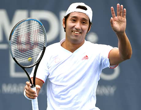 内山、日本人対決制し初戦突破