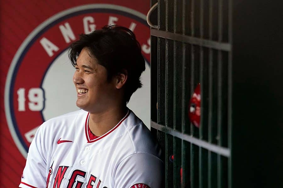 【MLB】大谷翔平、ベンチで大忙しの“学習風景”に米注目　機器も二刀流「打者、投手に…」