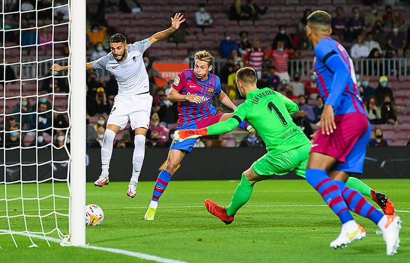 終盤CB2枚にL・デ・ヨングの力業で土壇場同点弾もバルセロナがホームで痛恨ドロー…《ラ・リーガ》