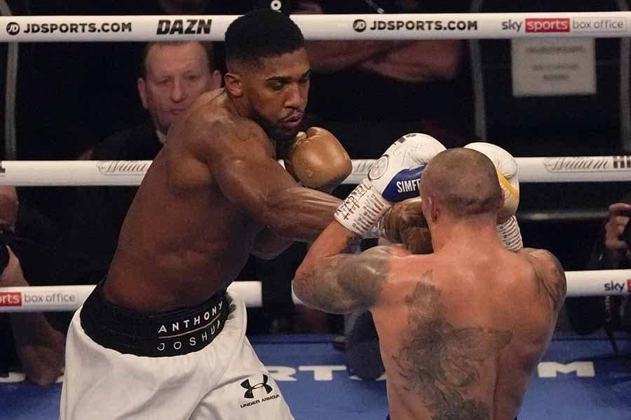 新王者ウシク、生傷が痛々しい敗者との試合後の1枚に海外称賛「これぞボクシングだ」