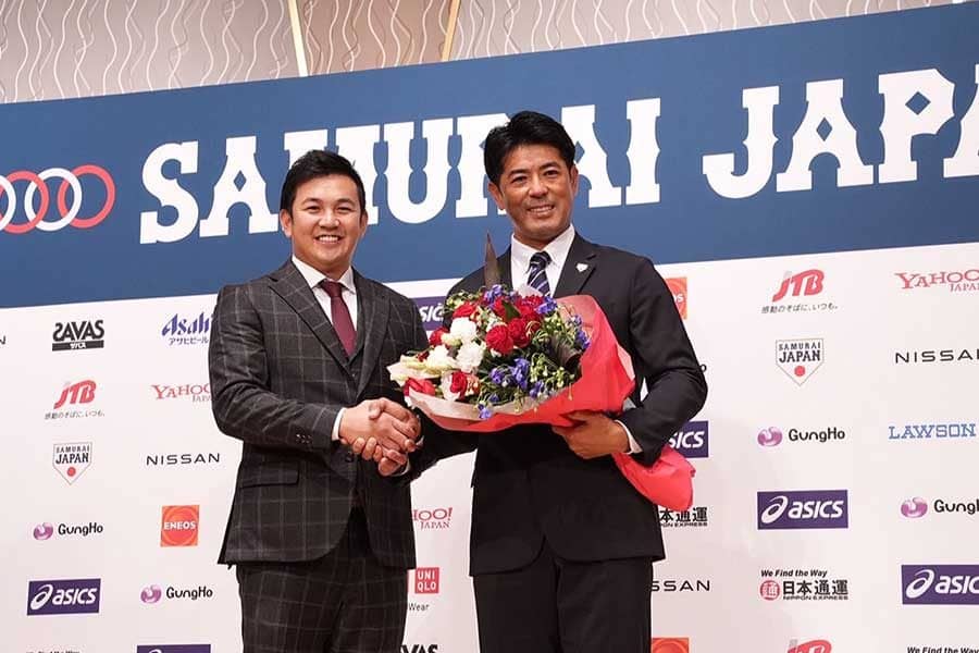 侍ジャパン稲葉監督　サプライズに涙…DeNA山崎が花束贈呈、4選手からメッセージ