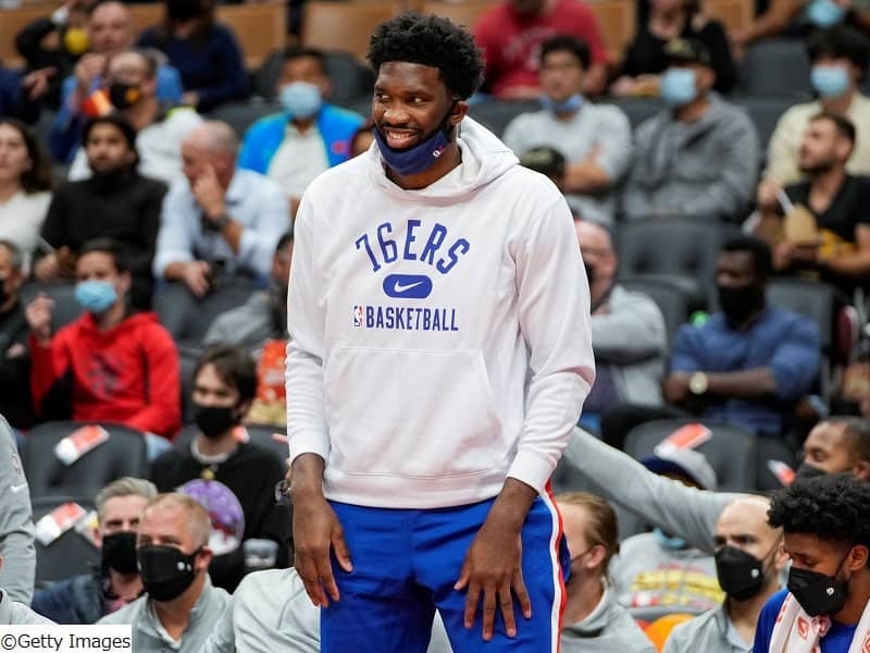 シモンズ不在の中、リーダーとして成長を遂げたエンビードを指揮官とハリスが称賛