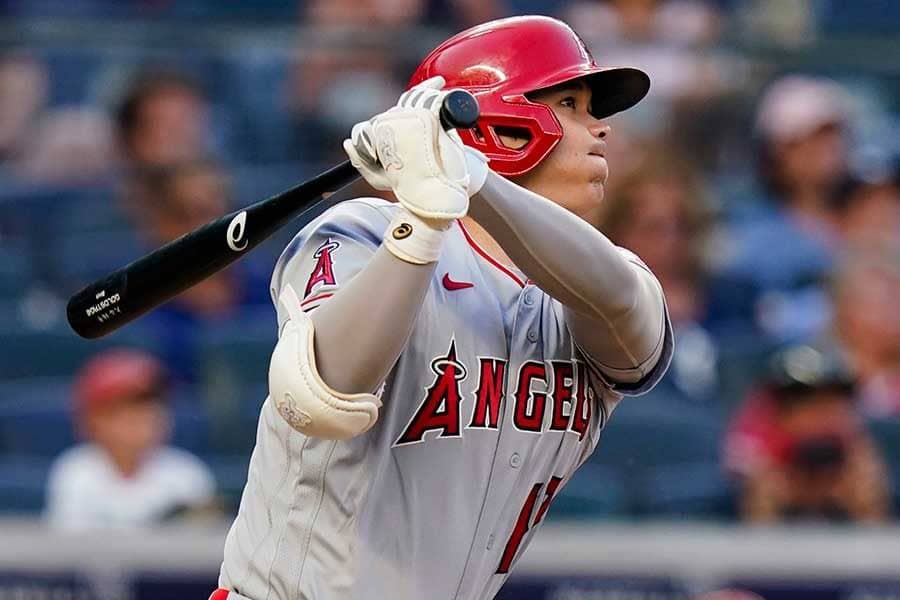 大谷翔平、衝撃パワー証明した“片手フェンス直撃打”に米驚愕「この男はヤバい」【今季の二刀流】