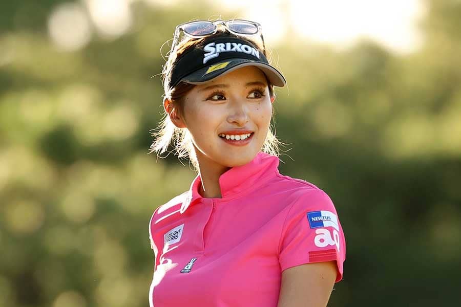 臼井麗香が「66」単独首位！　故障不安も、支えは1年下の稲見萌寧「敬語は200％ない」