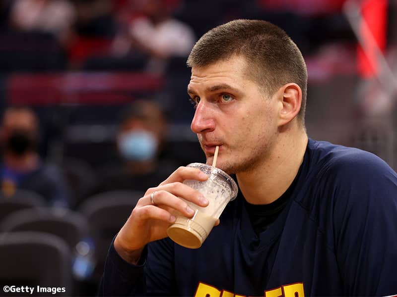 昨季MVPのヨキッチが「Mic’d Up」でお茶目な一面を披露、いじられたのはリバース？