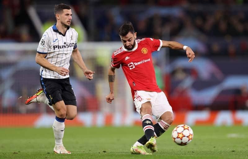 相手のミスをダイレクトでアウトサイドスルーパス！B・フェルナンデスの芸術アシストに「魔法の瞬間だ」