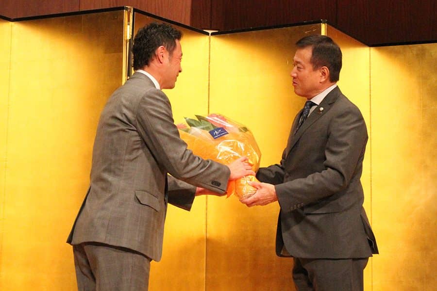 引退の亀井は「守り神」「困った時の亀ちゃん」　巨人・原監督が送った労いの言葉