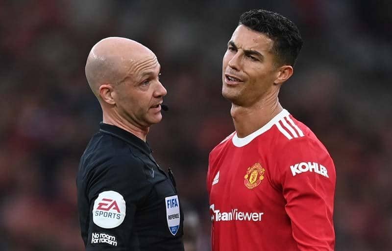 「レッドでも良かった」C・ロナウドの“八つ当たりキック”に批判殺到「相手に当たるのは最低」