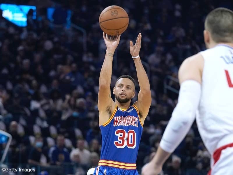 ウォリアーズがサンダーを撃破し4連勝…カリーを筆頭に3選手が20得点以上を記録