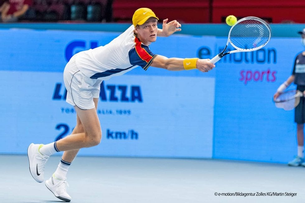 世界11位シナーが、オペルカの強力サーブを攻略してストレート勝利[エルステバンク・オープン]