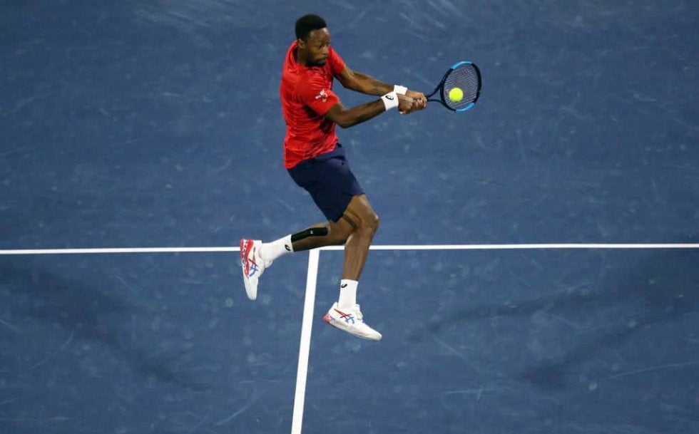 素晴らしいラリーの最後は手で返球！？モンフィスのプレーにシュワルツマンも笑顔