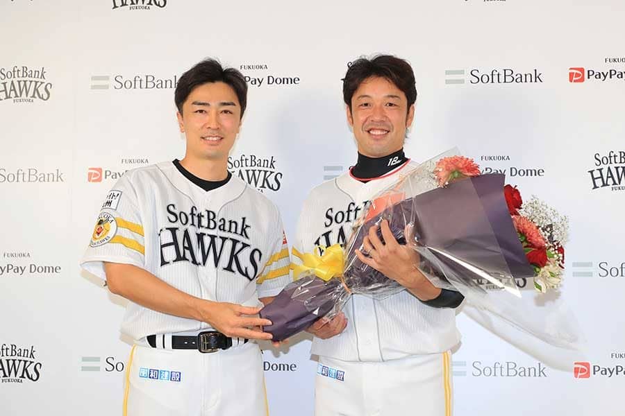 鷹一筋15年、高谷裕亮「時が来たのかな」笑顔の引退会見　和田と最後のバッテリー