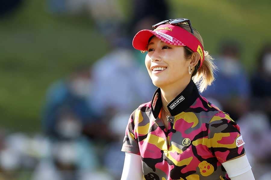 金田久美子、口元まで豪華な“ヴィトンマスク姿”に反響「売ってる？」「目力スゴイ」