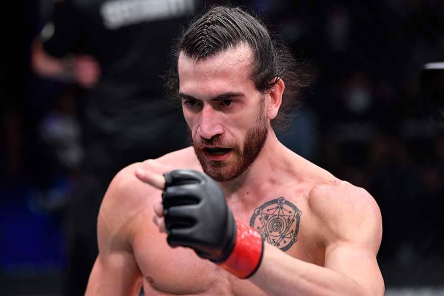 強烈後ろ回し蹴りで戦意喪失　立っていられないTKOシーンが41万再生「タイミング完璧」