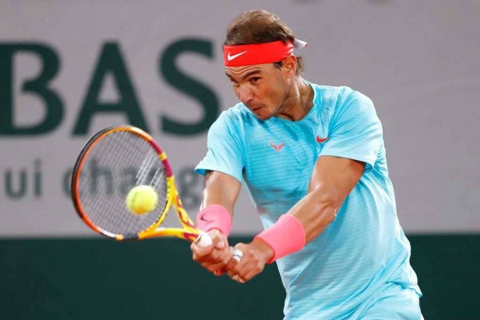 ナダル、小さなラケットで見事なバックハンドスマッシュ！