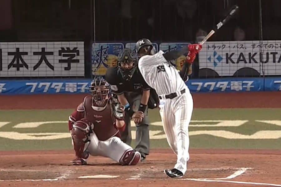 画面から消えていく“豪快バット投げ”　ロッテ助っ人の一発は米も魅了「気に入った」