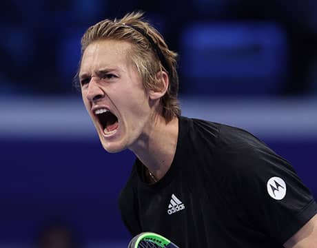 コルダ 逆転で初戦白星