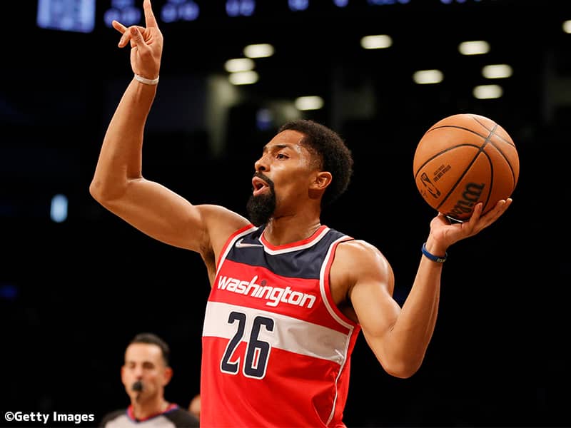 好調続くウィザーズ、ディンウィディーはクーズマに「それはノールックでは…」