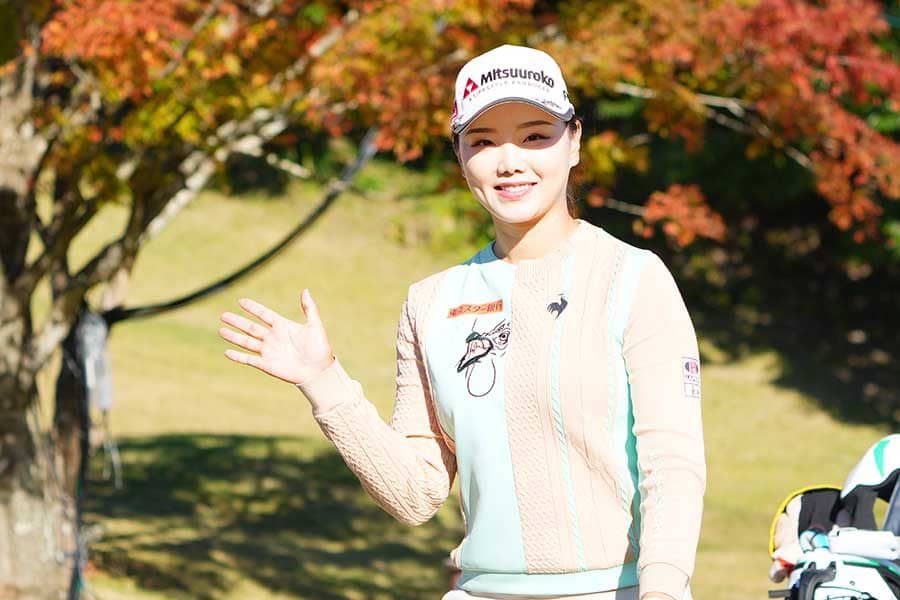 23歳セキが黙々スイング　黒スカート姿の“美ショット映像”に注目「力強い」「加油」