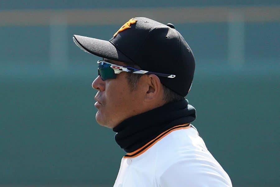 ゴロ捕球の正しい形は？　DeNA石井琢朗コーチが期待の若手に伝授したイロハ