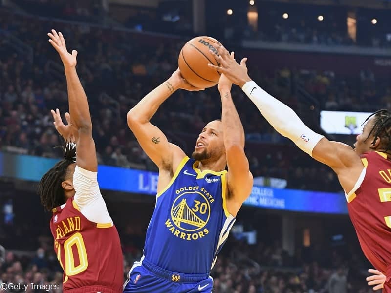 直近6試合で4度目！ カリーがキャブズ戦でまたもや9本の長距離砲を放り込む大暴れ