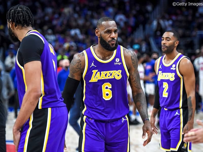 レブロンがキャリア19年目で初、ピストンズのスチュワートは2試合の出場停止に